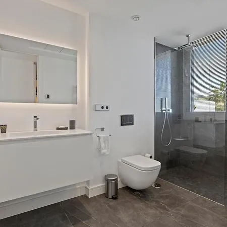 Eriksson Homes Luxury 8 Guest Sea Views *